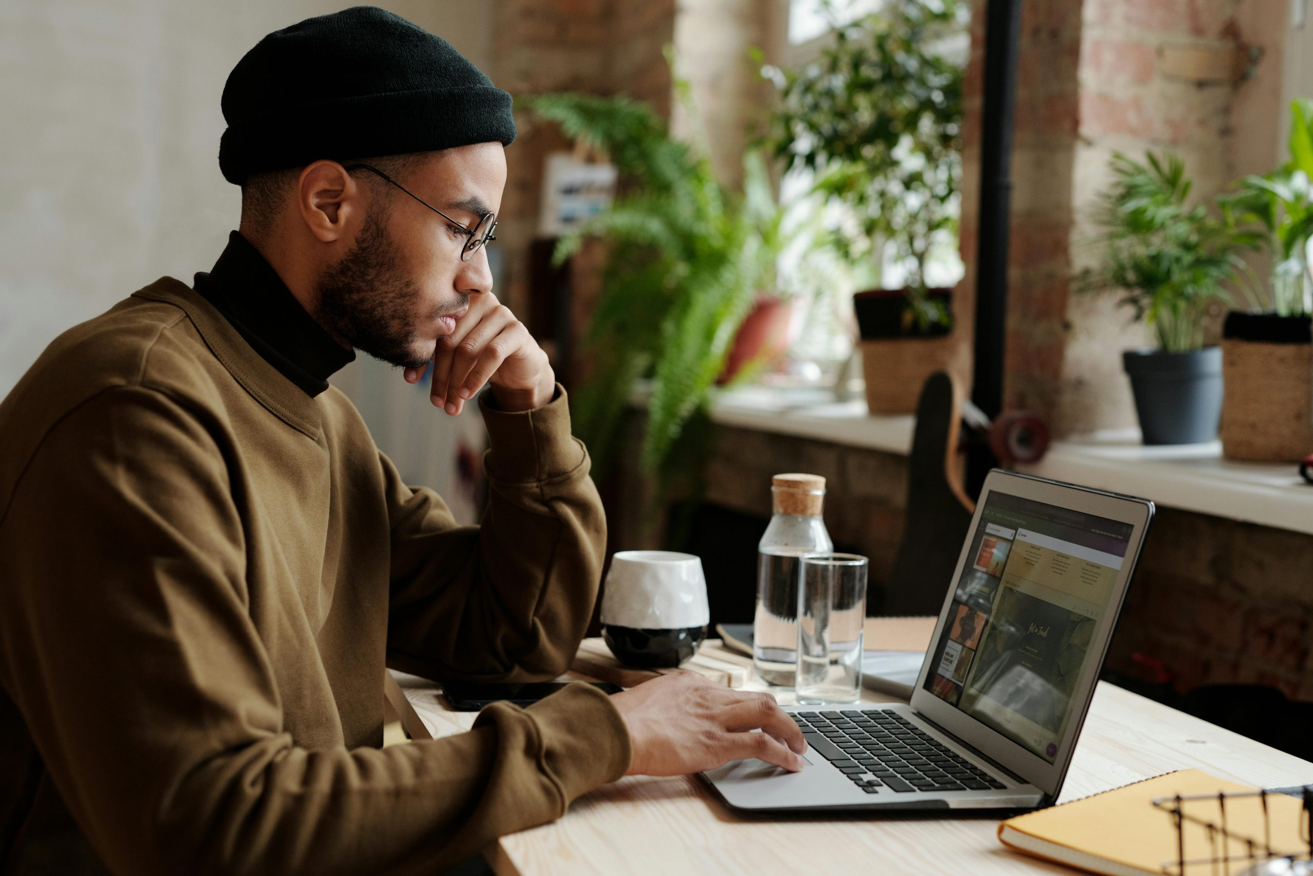 Smart Glasses in the Workplace: Boosting Productivity and Safety
